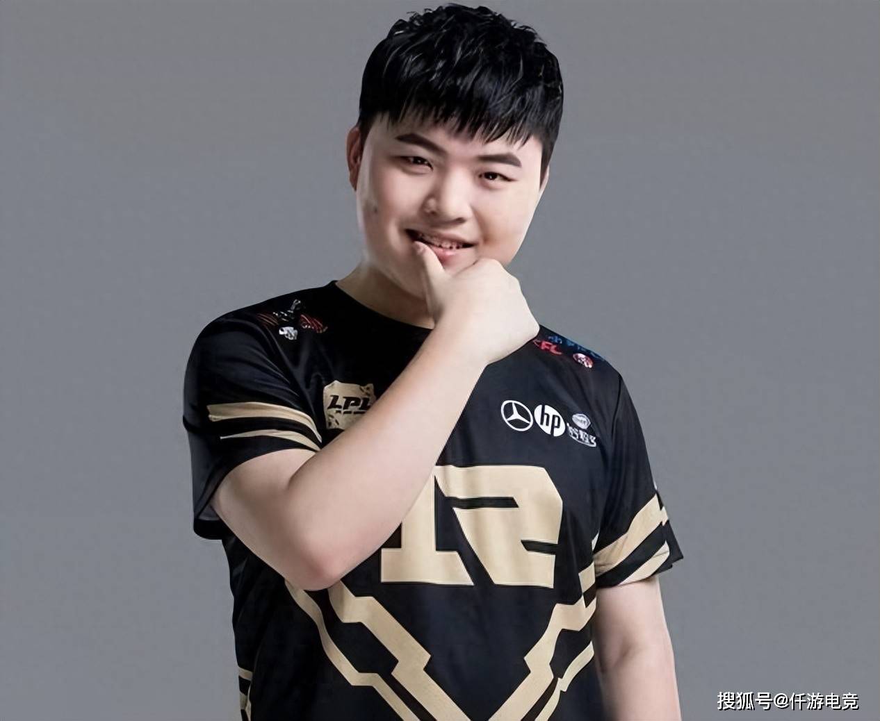 开云平台-IG横扫RNG，Uzi极限生还后反打宿命之战四强赛，让粉丝疯狂欢呼