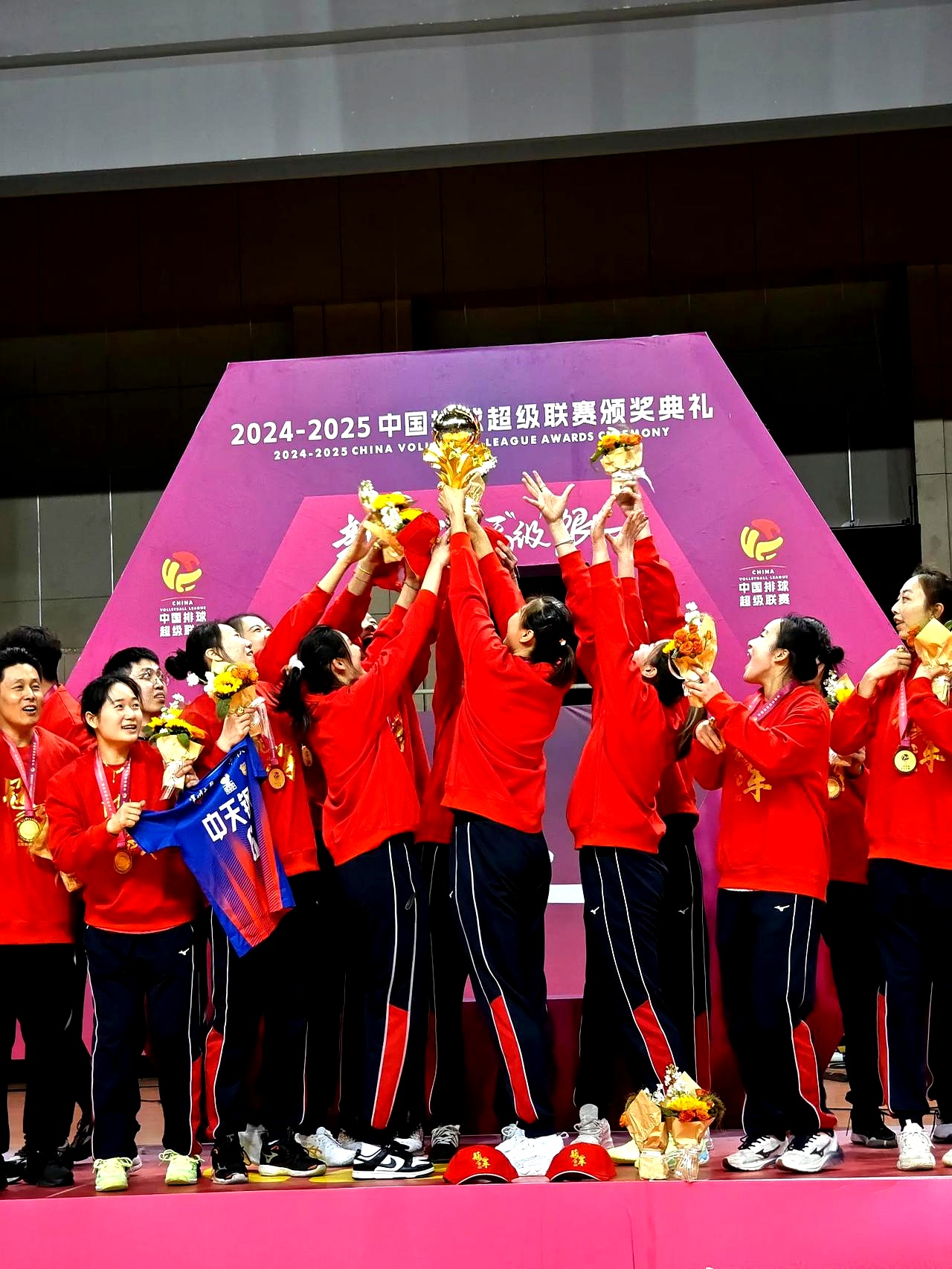 开云官网-包含排球再创历史，冠军实至名归的词条