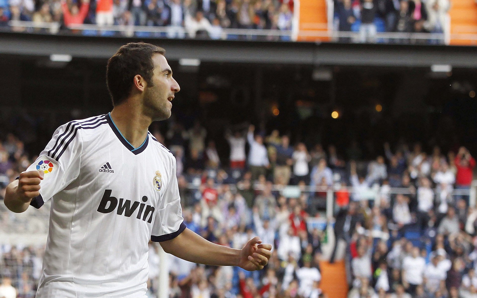 从撕裂之城到世界之巅，美加墨世界杯之夜，利拉德用一场撕裂与重塑的演出证明自己